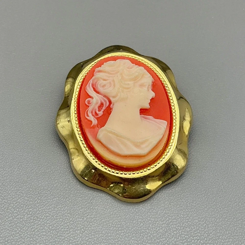 Cameo Brooch Women‎ Orange Vintage Gold Tone Scalloped Edge Estate Pin 1.5 Inch